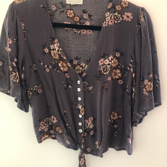 Cropped flutter sleeve top - Picture 1 of 4